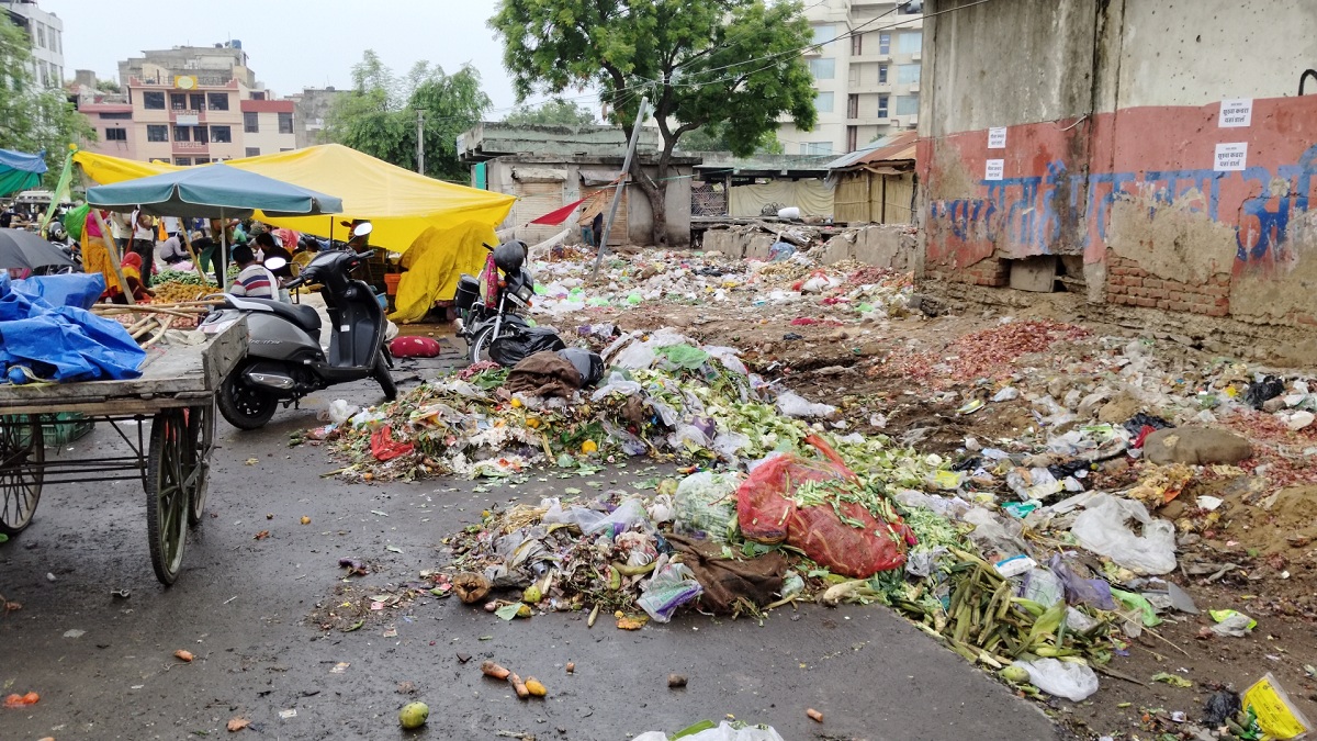 जयपुर: सफाईकर्मियों की हड़ताल से बिगड़े हालात, तस्वीरों में देखें कैसे पिंकसिटी
बनी ‘कचरा सिटी’