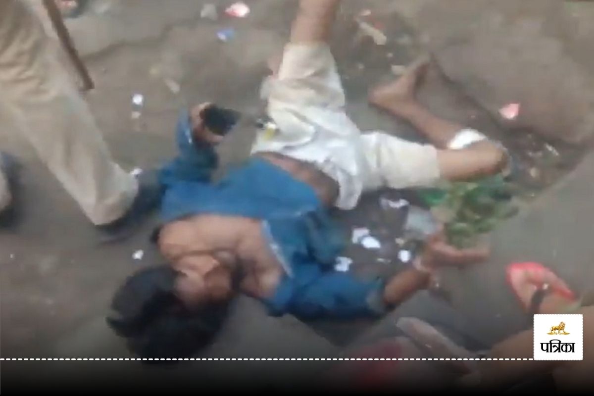 Kanwar Yatra मुजफ्फरनगर में कांवड़ियों ने युवक को सड़क पर गिराकर डंडों से पीटा