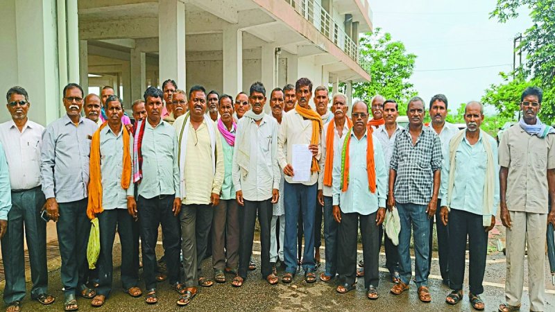 प्रशासन का दावा है कि जिले के हर सोसायटियों में पर्याप्त खाद का भंडारण किया जा चुका है। वहीं जिले के कई खाद गोदामों में खाद ही नहीं पहुंचा है। ऐसे में किसान निजी दुकानों से खाद लेकर खेतों में छिड़काव कर रहे हैं।