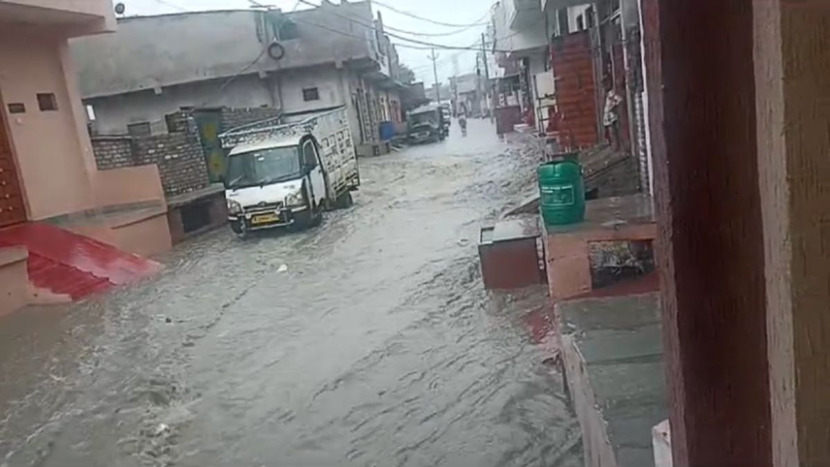 झमाझम बारिश के बाद घरों की दहलीज तक पहुंचा पानी, दरिया में तब्दील हुई गलियां,
देखें VIDEO