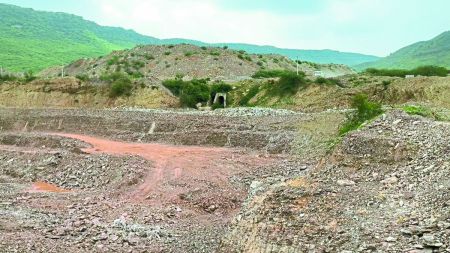 महेश सागर तालाब में पानी की आवक के रास्ते किए अवरुद्ध