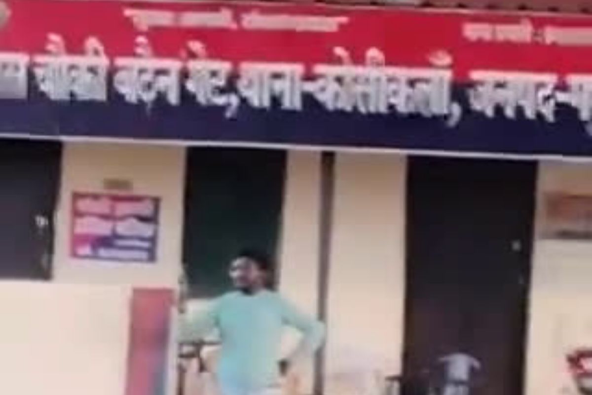 भाई को गोली मारकर तमंचा लहराते पुलिस चौकी पहुंचा युवक, वीडियो वायरल