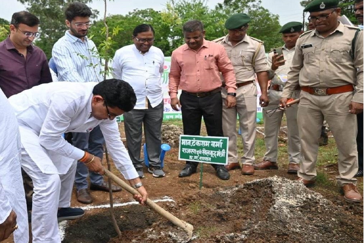 Chhattisgarh: ‘एक पेड़ मां के नाम‘ अभियान की शुरुआत, मंत्री टंकराम वर्मा समेत
कलेक्टर, DFO ने भी लगाया पेड़