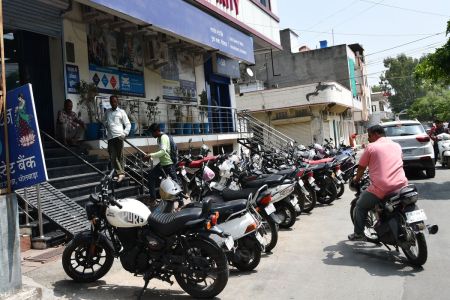 ताक पर नियम: बगैर पार्किंग एरिया में खोल दिए बैंक