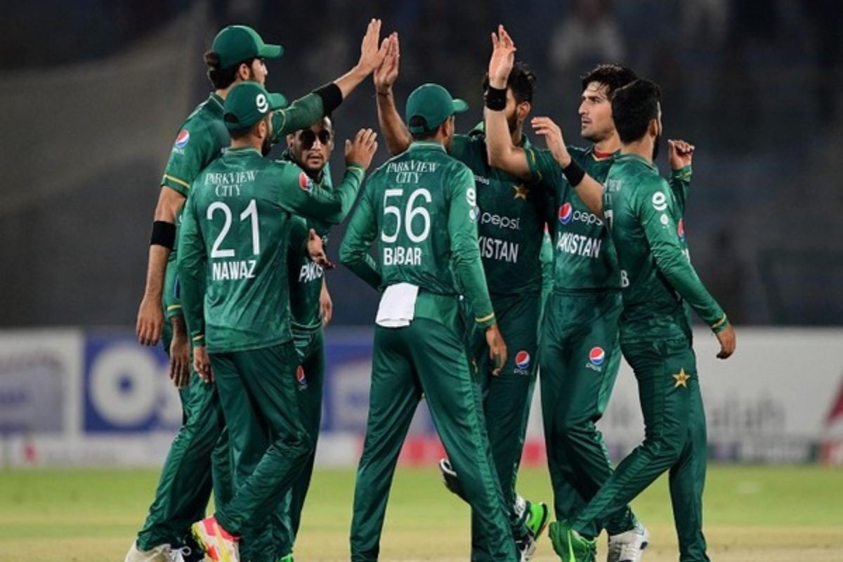 पाकिस्तानी खिलाड़ियों की बल्ले बल्ले, PCB ने सेलरी में की भारी वृद्धि, जानें अब
कितनी राशि मिलेगी