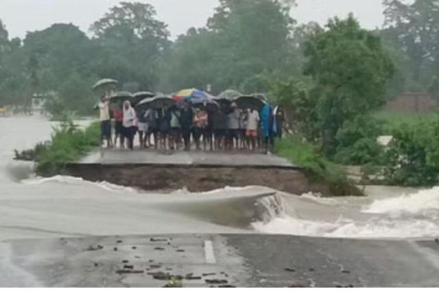 Monsoon 2024: यूपी के इस जिले में बाढ़ ने मचाई तबाही! अनिश्चितकाल के लिए छुट्टी की घोषणा, सीएम ने लिया जायजा