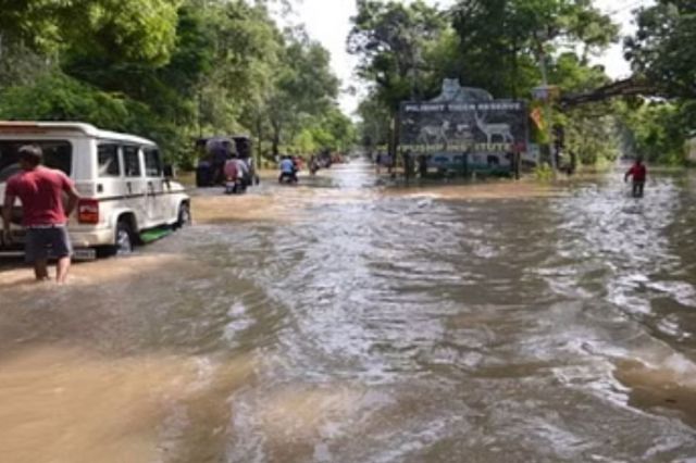 Monsoon 2024: यूपी के इस जिले में बाढ़ ने मचाई तबाही! अनिश्चितकाल के लिए छुट्टी की घोषणा, सीएम ने लिया जायजा