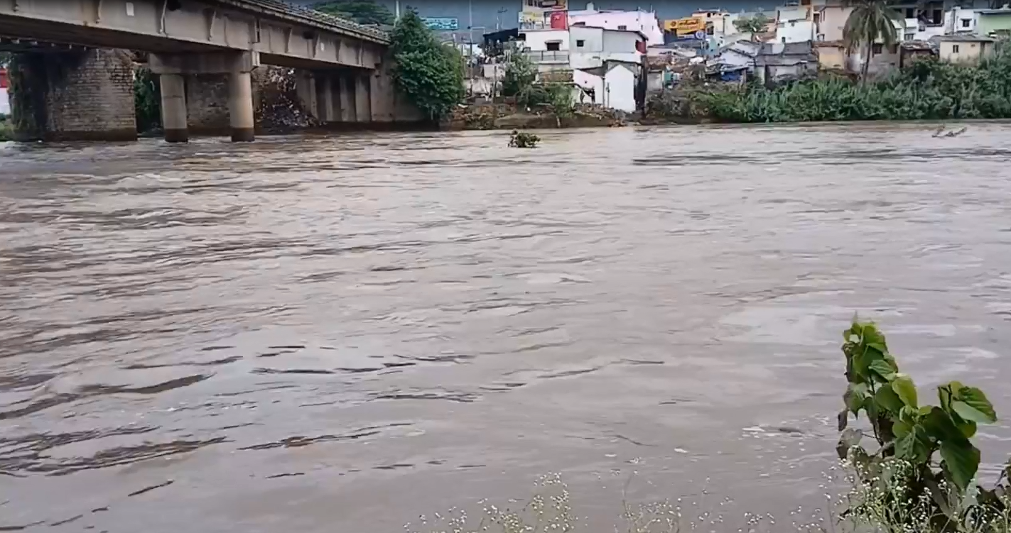 VIDEO: भारी बारिश के बाद नोय्याल नदी, सिरुवानी और पिल्लूर बांध में पानी भरा,
प्रशासन सतर्क