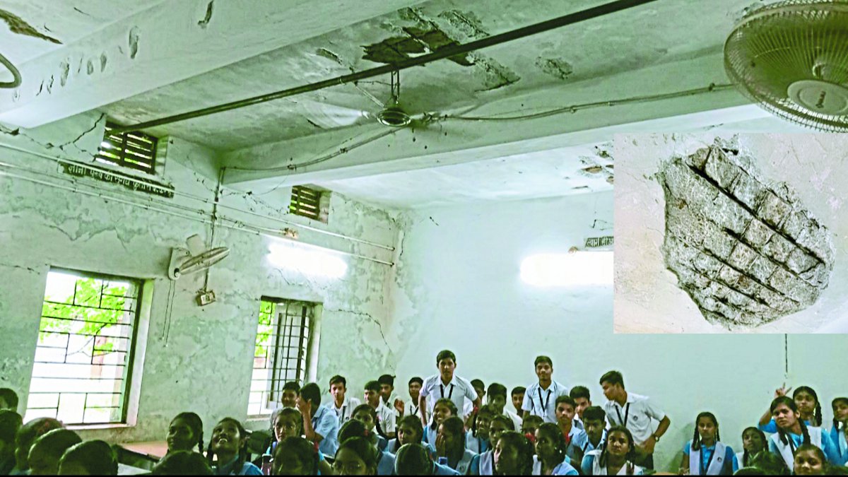 जर्जर स्कूल भवन में बच्चे पढ़ने मजबूर, छत टपक रही, स्टाफ रूम का प्लास्टर गिरा
