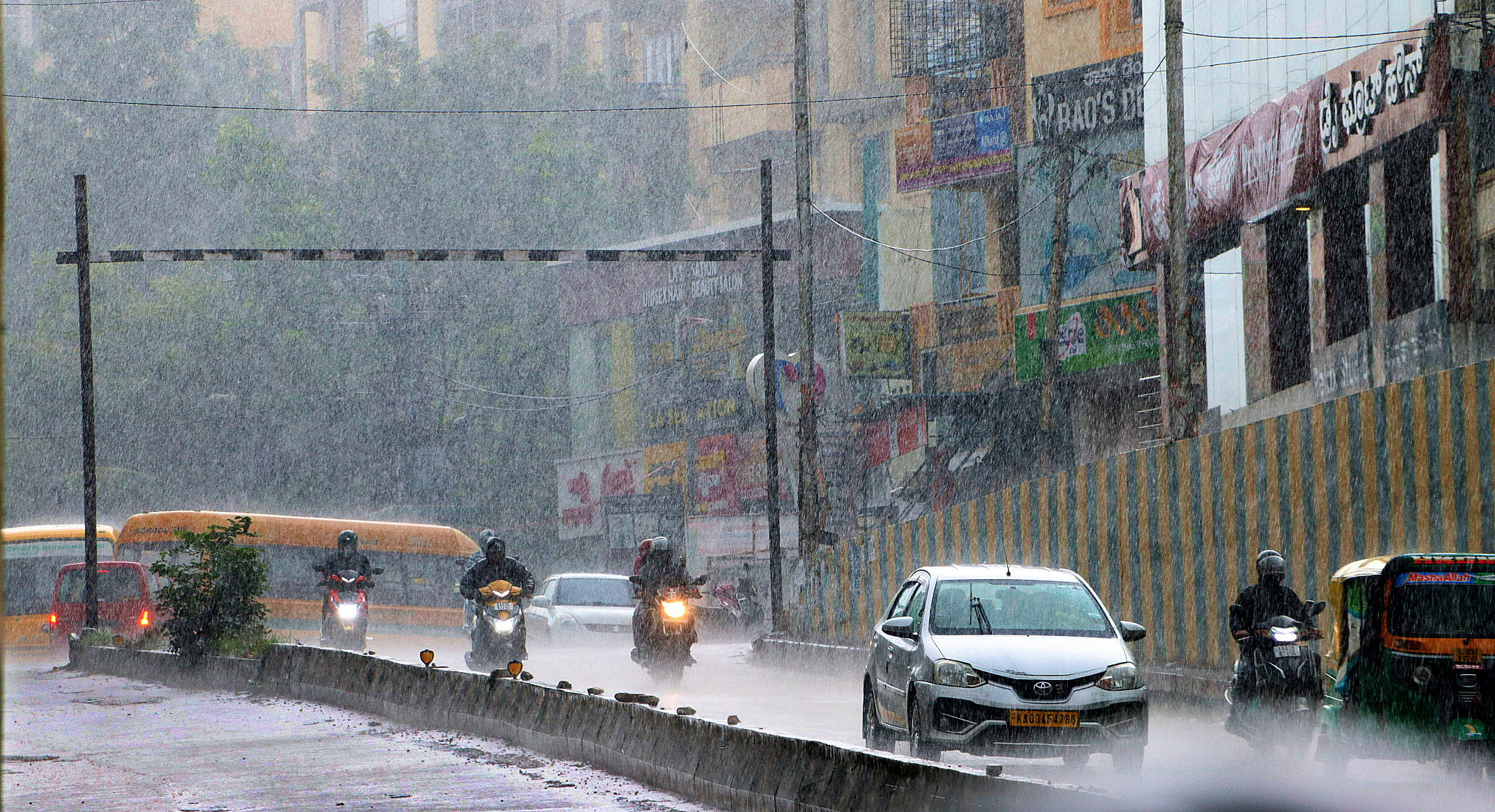 बेंगलूरु. शहर में बुधवार को जहां कई इलाकों में तेज धूप खिली रही वहीं
दोड्डबानसवाड़ी सहित कई इलाकों में तेज बरसात हुई।