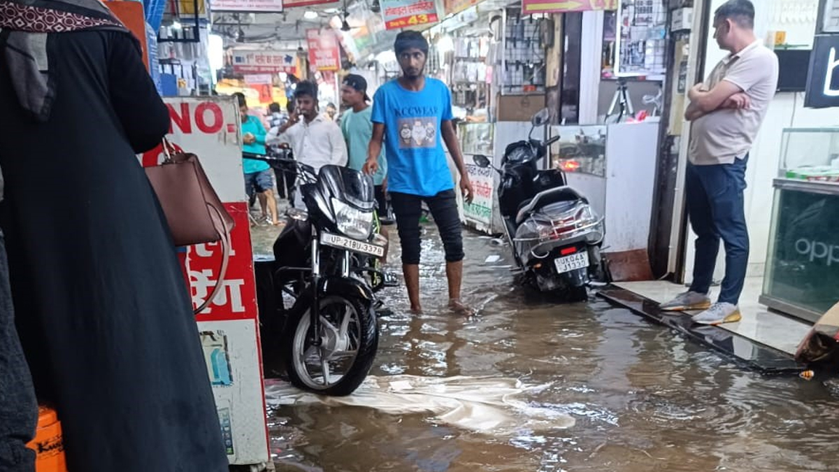 Moradabad News: मुरादाबाद में बारिश का पानी दुकानों-घरों में घुसा, निगम
अधिकारियों के दावे हवा-हवाई