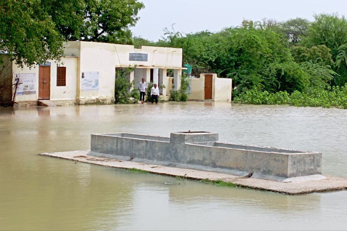 बोसरिया पंचायत के हुकमपुरा के हालात, स्कूल बना तालाब, विद्यार्थियों की हुई
छुट्टी