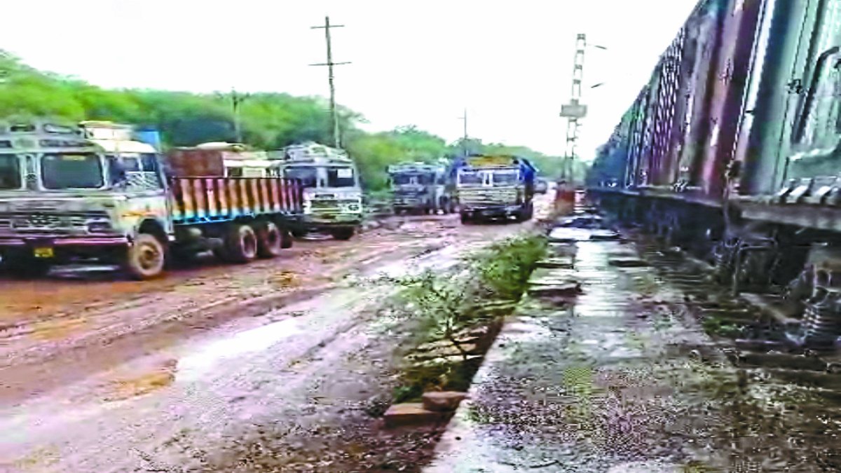 रेलवे के रैक पाइंट की हालत खराब, दो साल में न सड़क बन सकी और न ही शेड, ट्रकों को
पहुंच रहा नुकसान