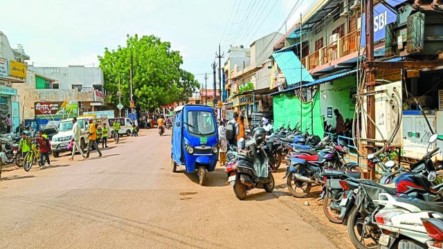 जिला मुख्यालय के जय स्तंभ चौक से मधु चौक तक लोग अपने वाहनों को सड़क पर पार्क कर रहे हैं। नगर के स्टेट बैंक के पास ही सबसे ज्यादा परेशानी है। 