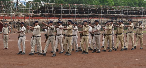 Raipur news : पुलिस परेड ग्राउंड में जवान 15 अगस्त के मार्च पास्ट के लिए अभ्यास करते हुए।