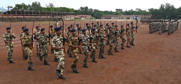 Raipur news : जवान सलामी का अभ्यास करते हुए।