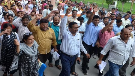 Teachers roared against online attendance in Amroha