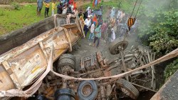 CG road accident: एनएच पर पुलिया से नीचे पलटा ट्रेलर, ड्राइवर-क्लीनर की दबकर
मौत, शव निकालने में लगे 4 घंटे - image