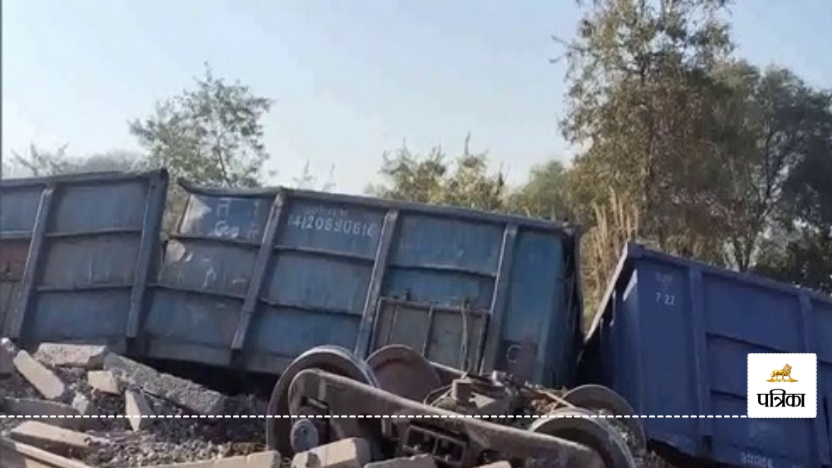 Train Accident : सूरत में बेपटरी हो गई ट्रेन, वलसाड और सूरत के बीच यातायात ठप,
रेलमंत्री अश्विनी वैष्णव पश्चिम रेलवे में कर रहे थे समीक्षा