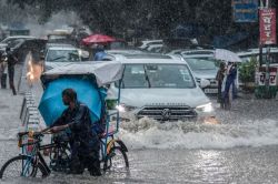 Rain Weather Today: यूपी के 60 जिलों में भारी बारिश का अलर्ट, जानें अपने जिले के
मौसम का हाल   - image