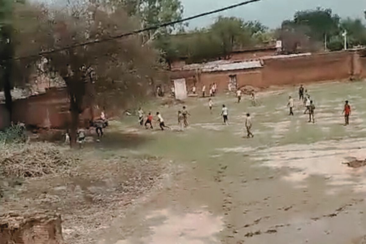 VIDEO: लड़की भगाने को लेकर जमकर चले ईंट-पत्थर, इलाके में मचा हड़कंप