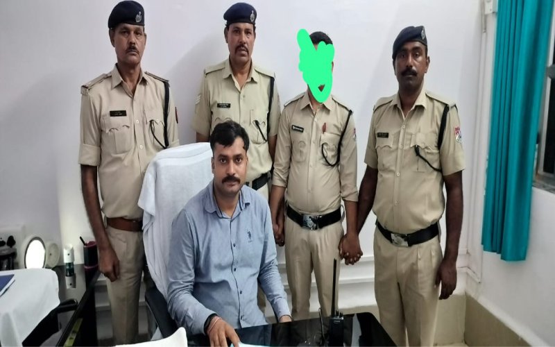 Was extorting money from passengers in train wearing RPF uniform, arrested