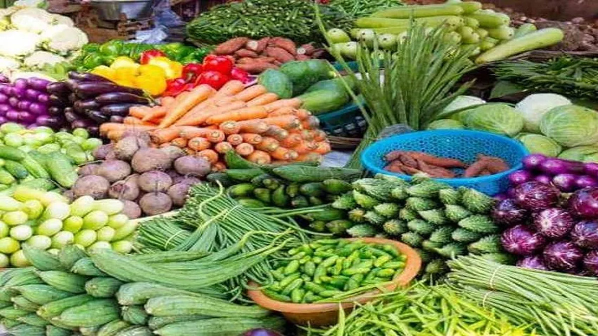 बारिश से सब्जियों के रेट में भारी तेजी, अनार से भी महंगा हुआ टमाटर, बिक रहा  100 रुपए प्रति किलो | Rajasthan News Monsoon Proves Disaster For Vegetables  As Prices Shoot Up