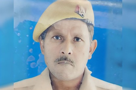 Homeguard Suicide in jhansi Inspector FIR Abuse Extortion Letter Commandant Before Death, होमगार्ड सुसाइड: पिटाई, अपमान और वसूली के आरोप में इंस्पेक्टरों पर FIR, मरने से पहले कमांडेंट को लिखी थी चिट्ठी