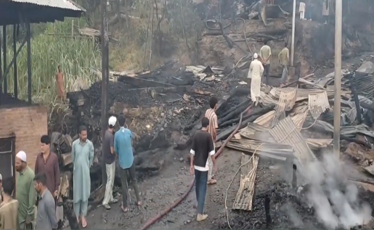 Jammu Kashmir : हंदवाड़ा में लगी आग से 9 मकान और 2 गोशालाएं जलकर खाक