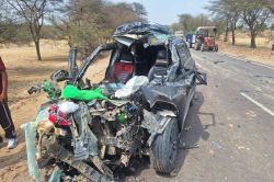 Rajasthan : खड़े ट्रक में घुसी कार, पति-पत्नी की मौत…मोबाइल से वीडियो बनाते रहे
लोग, टूटती चली गई सांसों की डोर - image