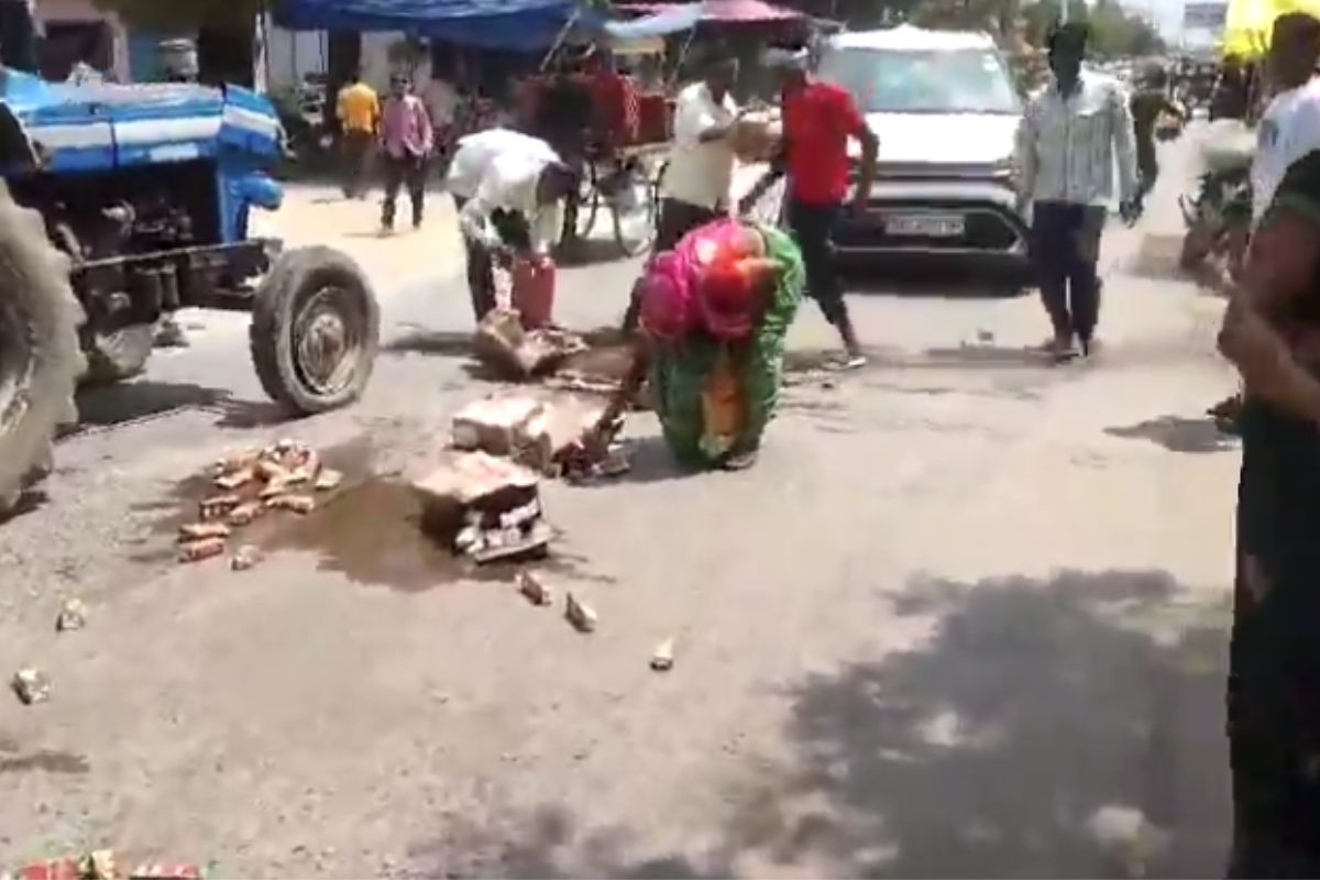 Video: पलटी गाड़ी, मच गई लूट, टूट पड़े मर्द औरतें भीं नहीं रही पीछे, लेकिन ऐसा
था क्या?