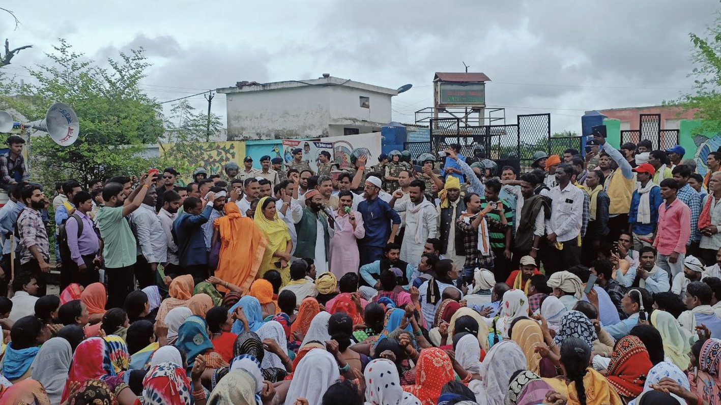 अपर नर्मदा बांध परियोजना का विरोध, कांग्रेस की अगुवाई में ग्रामीणों का
कलेक्ट्रेट में प्रदर्शन