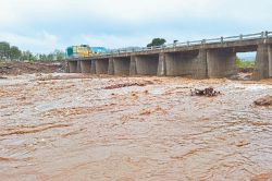 Monsoon Alert : बारां में 10 घंटे लगातार बारिश से उफनी सिरसा नदी, आने वाले 24
घंटों में वज्रपात और भारी बारिश का ऑरेंज अलर्ट - image