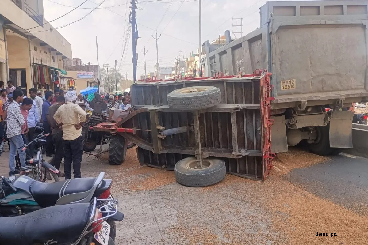 Rajasthan Road Accident: बाड़मेर में तेज रफ्तार ट्रैक्टर ट्रॉली पलटी, 2 की मौत,
एक घायल