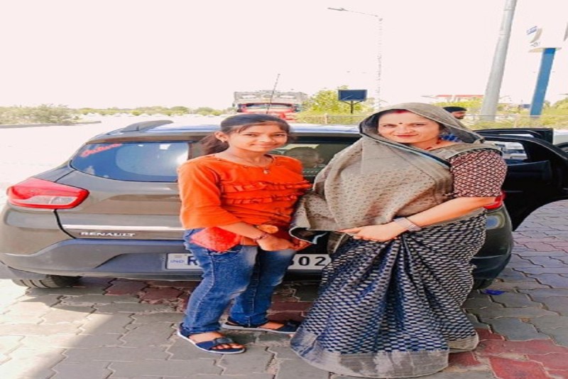 अर्चना अपने परिजनों के साथ