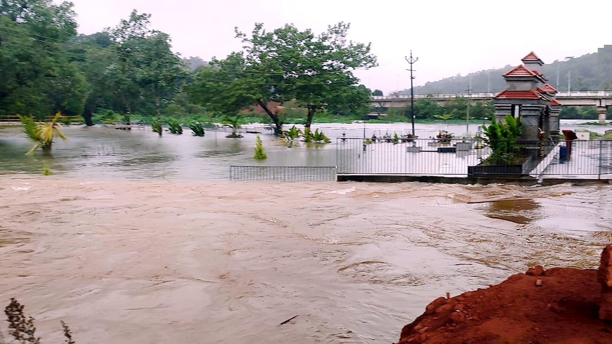 VIDEO भारी बारिश से तटीय कर्नाटक में जनजीवन अस्‍त-व्‍यस्‍त, नदियां उफनीं