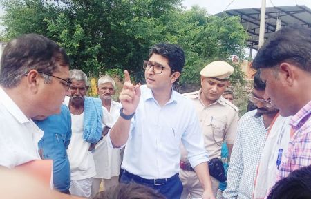 झूला पुल के अधूरे पड़े कार्य को शीघ्र पूरा करने के निर्देश, जिला कलक्टर ने किया निरीक्षण