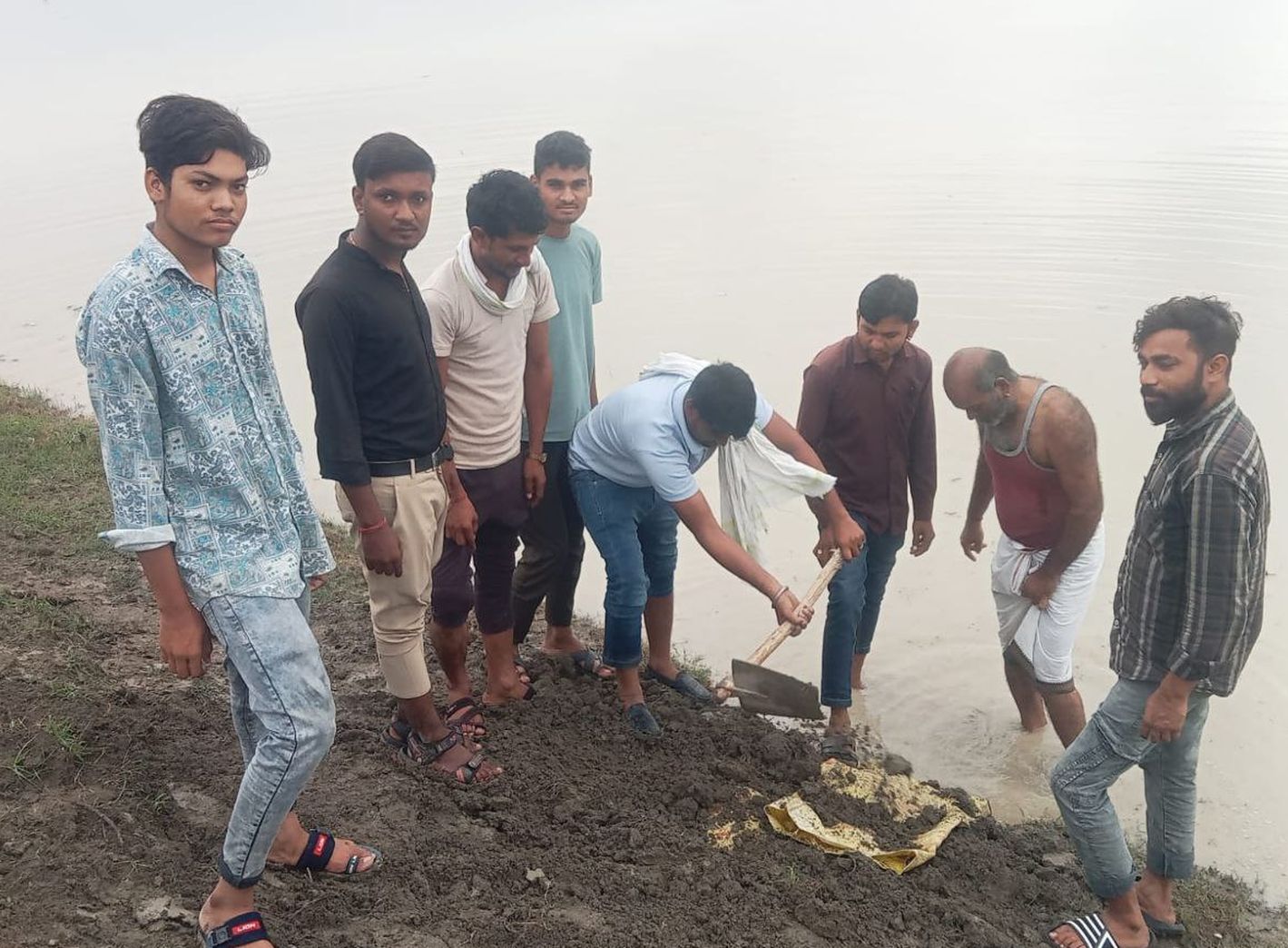 Video : नैनवां उपखण्ड के बामनगांव के भावसागर तालाब की पाल में रिसाव, मिट्टी के कट्टों डाले