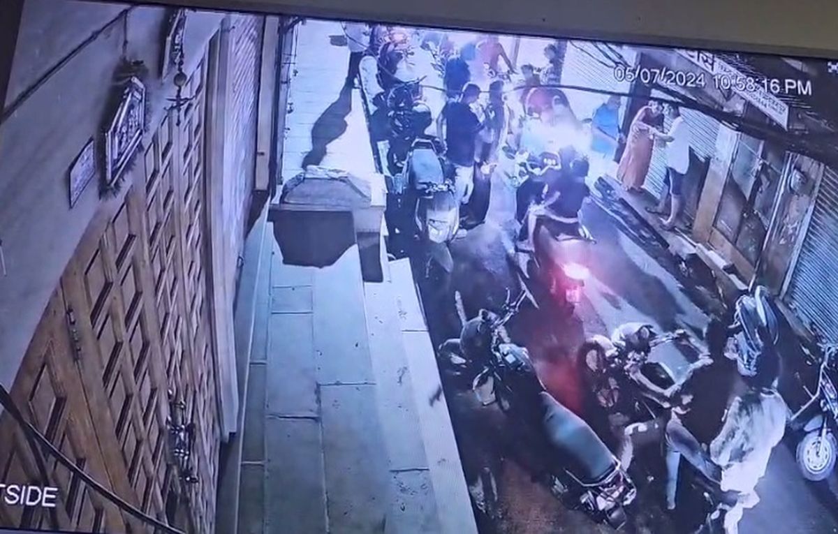 Watch Video: स्कूटी पर बहन को ले जा रहे व्यक्ति से बदसलूकी, घटना सीसीटीवी में कैद हुई