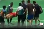 Live Video: मैच खेलते समय अचानक जमीन पर गिरे 17 वर्षीय खिलाड़ी की मौत, वीडियो
देख सहमा खेल जगत - image