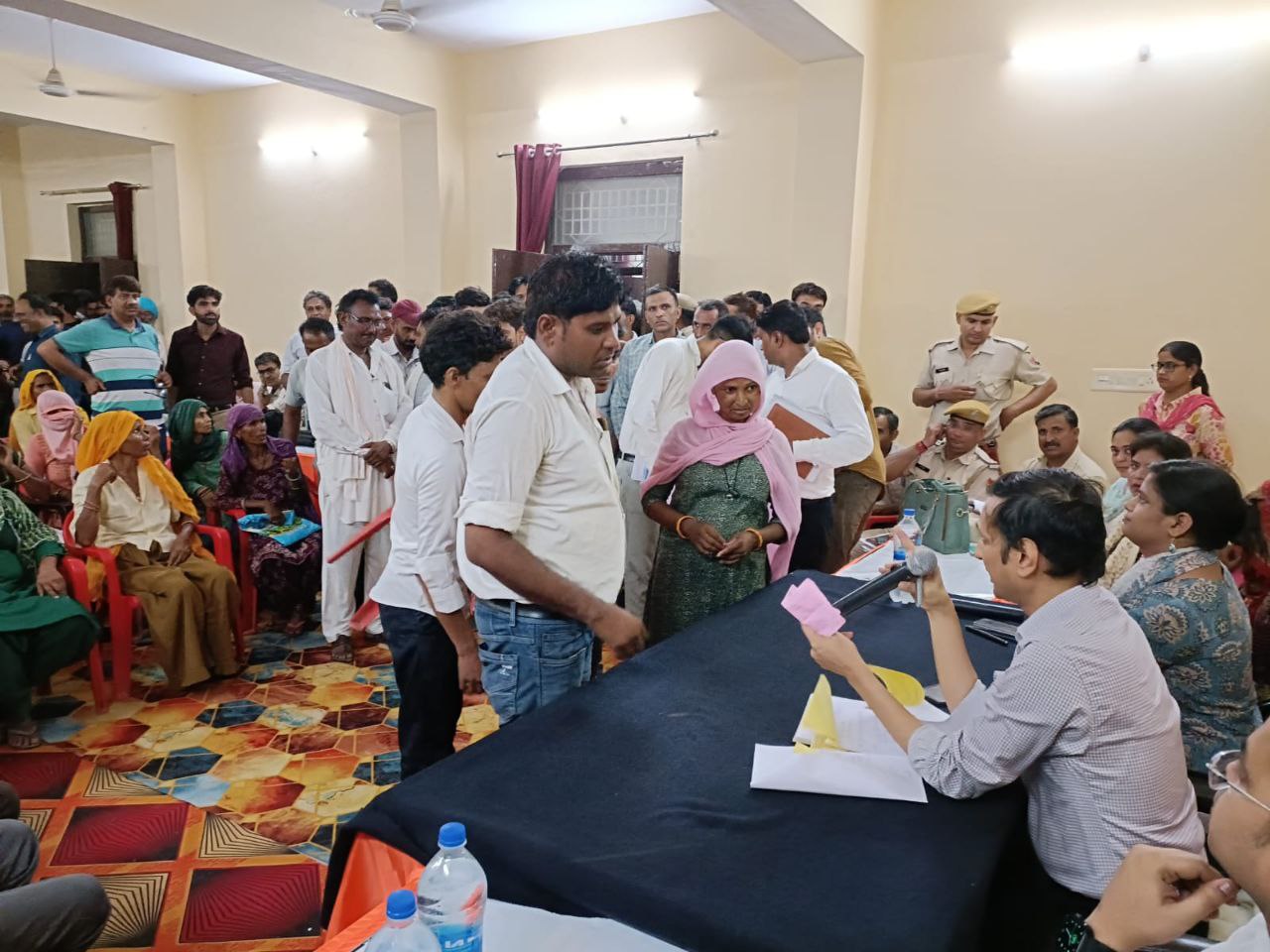 दिन में जनसुनवाई, रात को कलक्टर ने लगाई चौपाल
