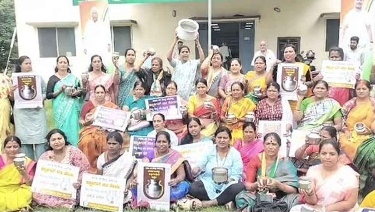 खाली बर्तन के साथ महिला कांग्रेस कार्यकर्ताओं ने किया प्रदर्शन, बजट में राज्य से
अन्याय का आरोप