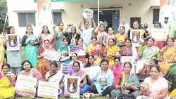 खाली बर्तन के साथ महिला कांग्रेस कार्यकर्ताओं ने किया प्रदर्शन, बजट में राज्य से
अन्याय का आरोप - image