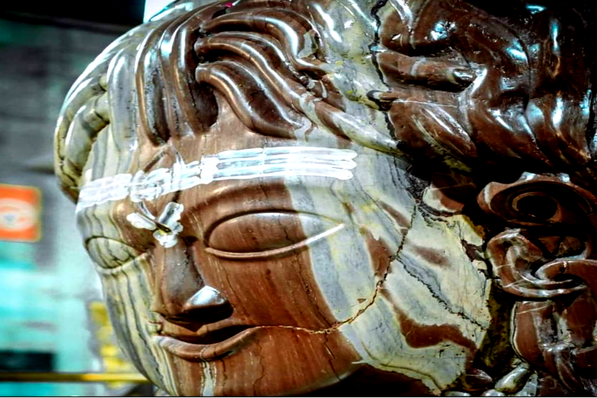 सावन के पहले सोमवार पर बड़ी खबर, भगवान पशुपतिनाथ की प्रतिमा पर आई दरार, देखें
Video