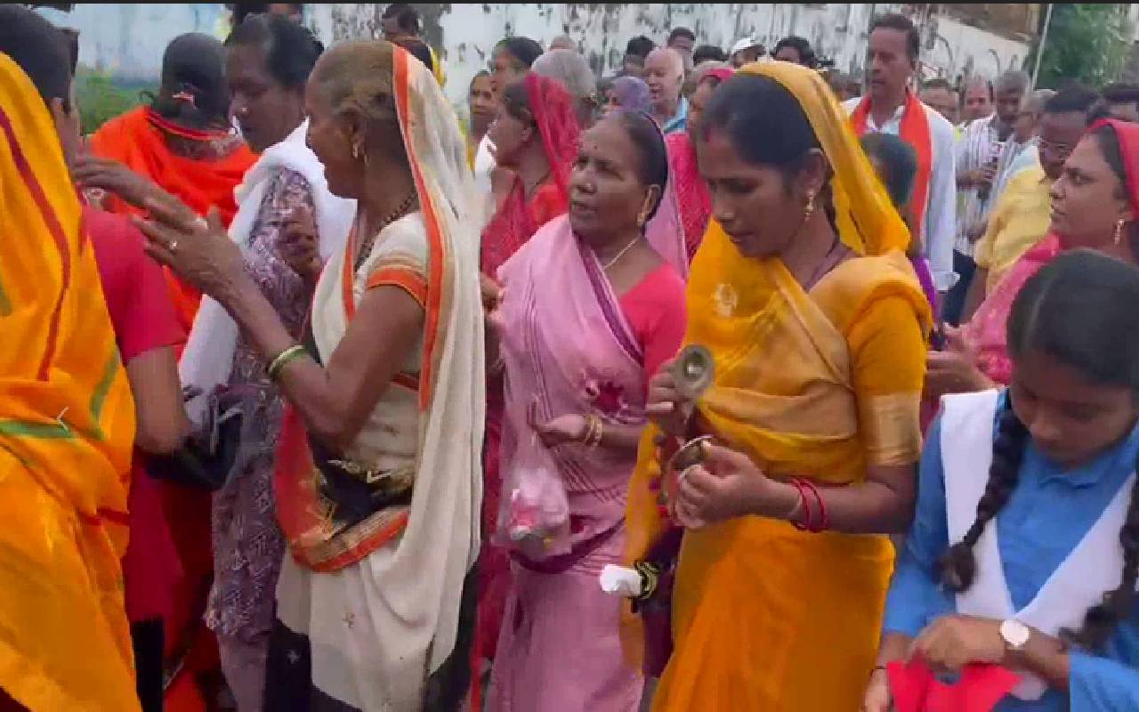 Dhar Bhojshala: हनुमान चालीसा और सरस्वती मंत्रों से गूंजी भोजशाला, खुशी से
नाचते-गाते निकले श्रद्धालु
