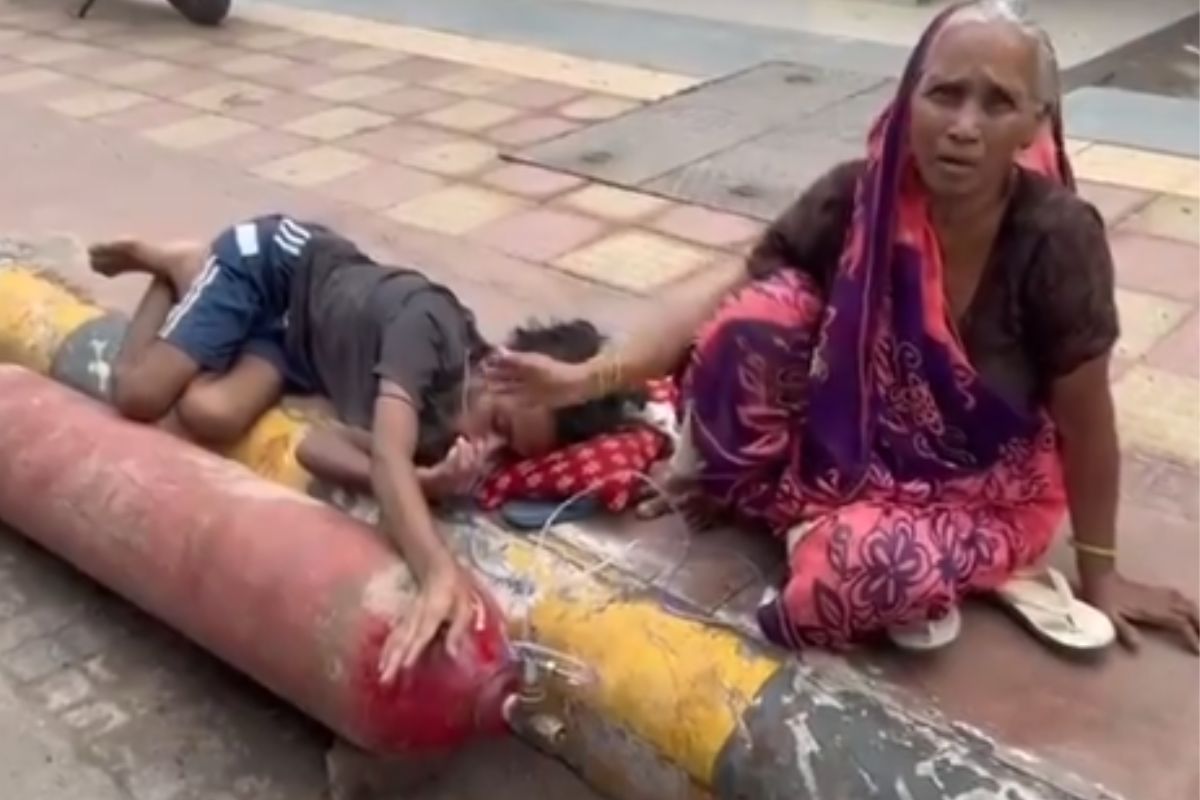 फिरोजाबादः सड़क पर खाली सिलेंडर से चिपक ऑक्सीजन के लिए तड़पता रहा बेटा, मां
लगाती रही गुहार
