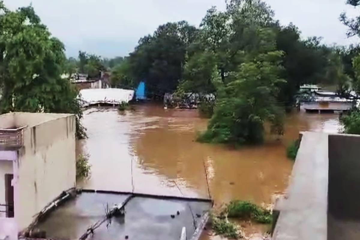 Flood Alert: भारी बारिश से चारों तरफ पानी-पानी, IMD ने इन जिलों पर जताया बाढ़ का
खतरा