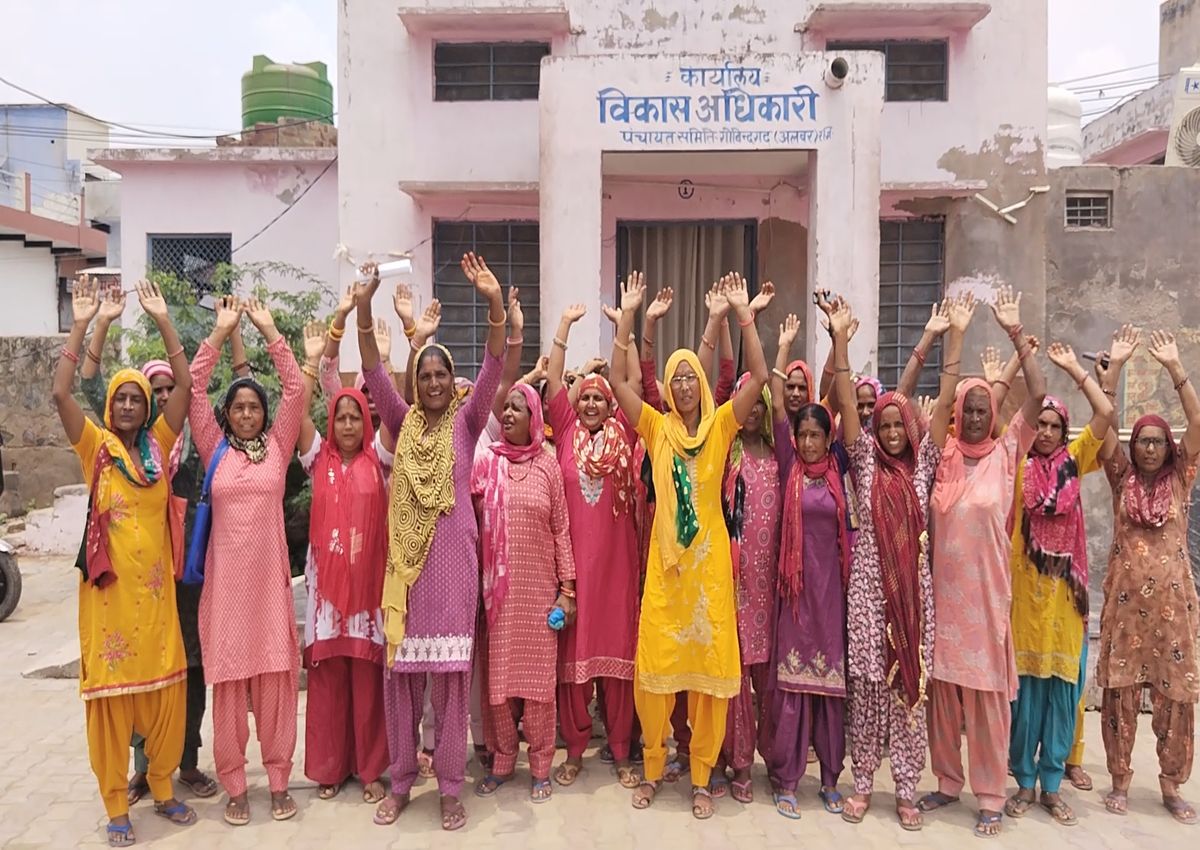 मनरेगा में काम न मिलने पर महिलाओं ने किया प्रदर्शन, विकास अधिकारी के खिलाफ लगाए नारे…देखें वीडियो