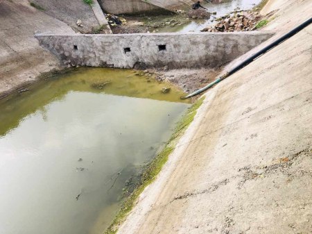 Harsi canal हरसी हाई लेवल नहर में सात फीट ऊंची कंक्रीट की दीवारें खड़ी कर दी हैं। इन दीवारों से बांध से आने वाले पानी को रोका गया है, जिससे नीचे के 150 गावों को पानी नहीं मिल...