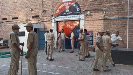 दो दर्जन से अधिक इनामी अपराधी